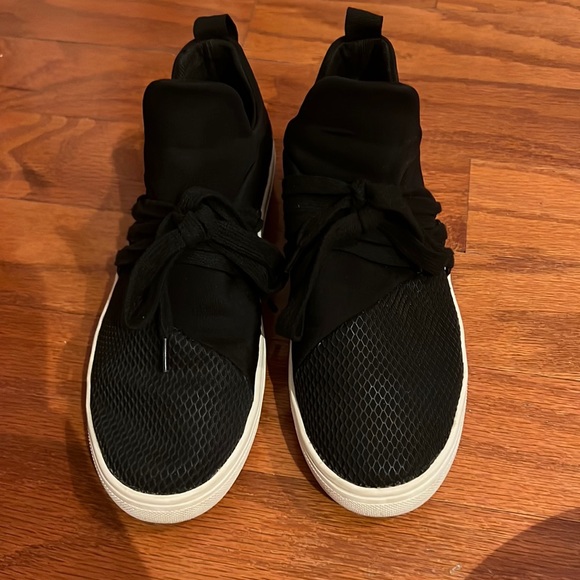 Steve Madden Shoes - Steve Madden trendy sneaker